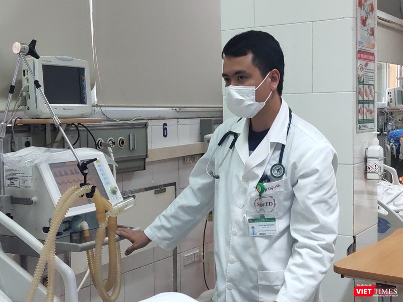 BS. Thân Mạnh Hùng – Phó Trưởng Khoa Cấp cứu, Bệnh viện Bệnh Nhiệt đới Trung ương - theo dõi tình hình sức khoẻ của bệnh nhân ở bệnh viện (Ảnh - Minh Thuý)