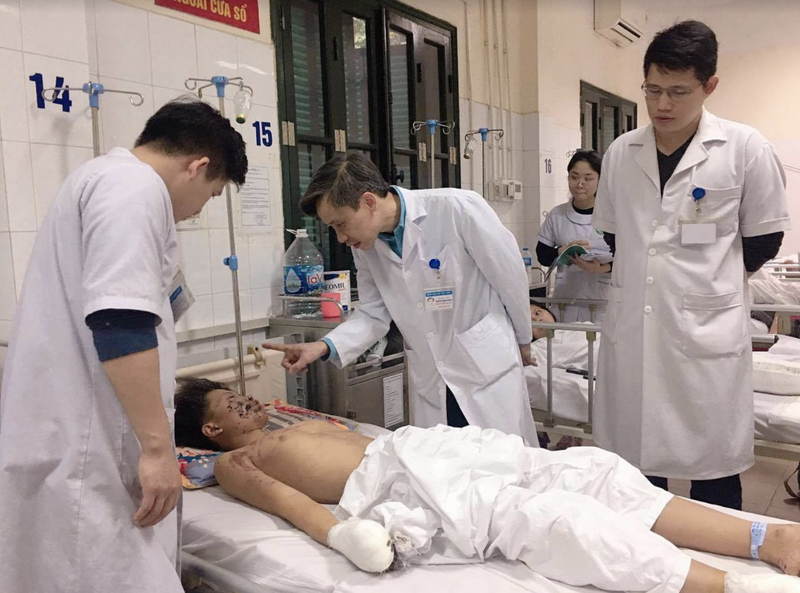 PGS.TS. Nguyễn Mạnh Khánh cùng các bác sĩ khám bệnh cho em H. (Ảnh: BVCC) PGS.TS. Nguyễn Mạnh Khánh cùng các bác sĩ khám bệnh cho em H. (Ảnh: BVCC)