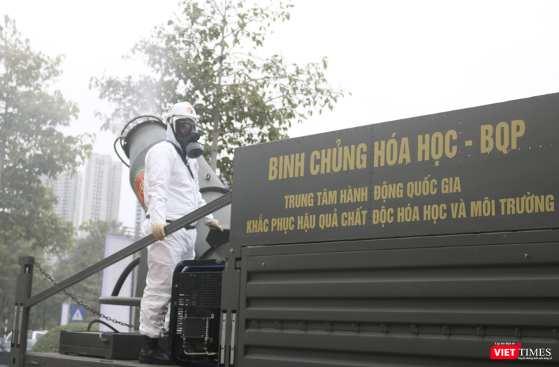 Cán bộ Binh chủng Hoá học, Bộ Quốc phòng phun khử khuẩn (Ảnh: Minh Thuý)
