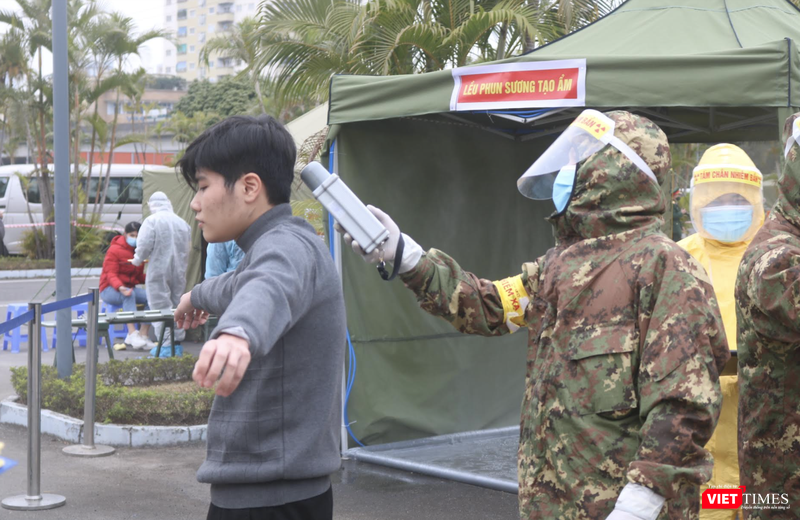 Cán bộ đo phóng xạ cho người nghi ngờ nhiễm phóng xạ (Ảnh: Minh Thuý)