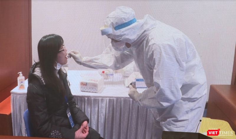 Nhân viên y tế lấy mẫu xét nghiệm (Ảnh: Minh Thuý) Nhân viên y tế lấy mẫu xét nghiệm (Ảnh: Minh Thuý)