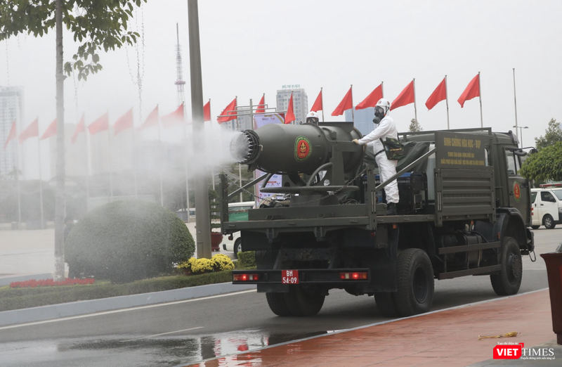 Các xe khử khuẩn sẽ phun toàn bộ các xe ra, vào khu vực diễn ra Đại hội (Ảnh: Minh Thuý)