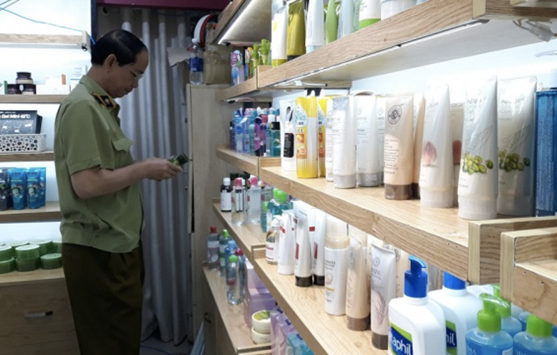 Cơ quan chức năng kiểm tra một cửa hàng mỹ phẩm ở Hà Nội (Ảnh: Huy Trung) Cơ quan chức năng kiểm tra một cửa hàng mỹ phẩm ở Hà Nội (Ảnh: Huy Trung)