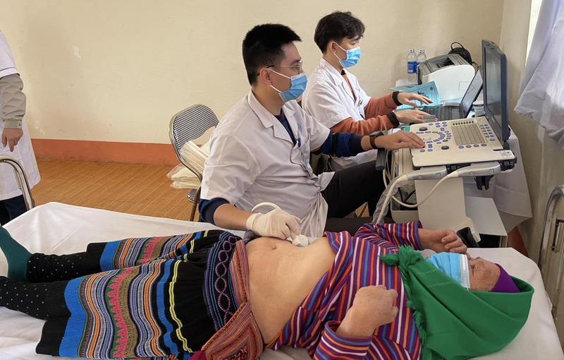 Bác si trực tiếp thăm khám cho người cao tuổi ở xã Sín Chéng, huyện Si Ma Cai, tỉnh Lào Cai (Ảnh: BVCC) Bác si trực tiếp thăm khám cho người cao tuổi ở xã Sín Chéng, huyện Si Ma Cai, tỉnh Lào Cai (Ảnh: BVCC)