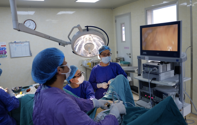 Các bác sĩ tiến hành nội soi cho bệnh nhân (Ảnh: BVCC) Các bác sĩ tiến hành nội soi cho bệnh nhân (Ảnh: BVCC)