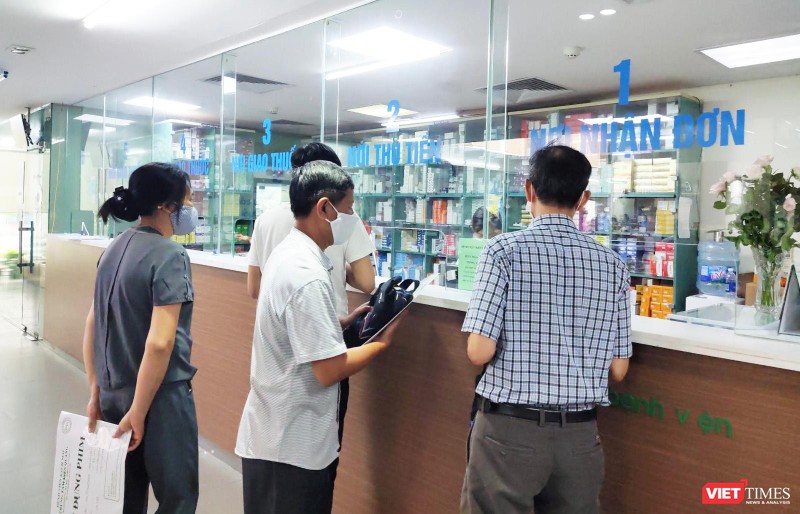 Người dân mua thuốc tại bệnh viện (Ảnh - Minh Thuý)