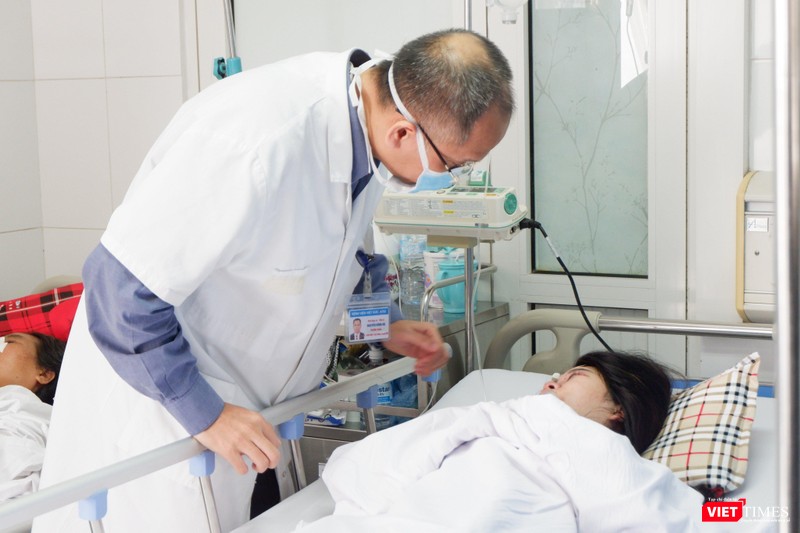 Bác sĩ khám bệnh cho bệnh nhân ở bệnh viện (Ảnh: Minh Thuý)