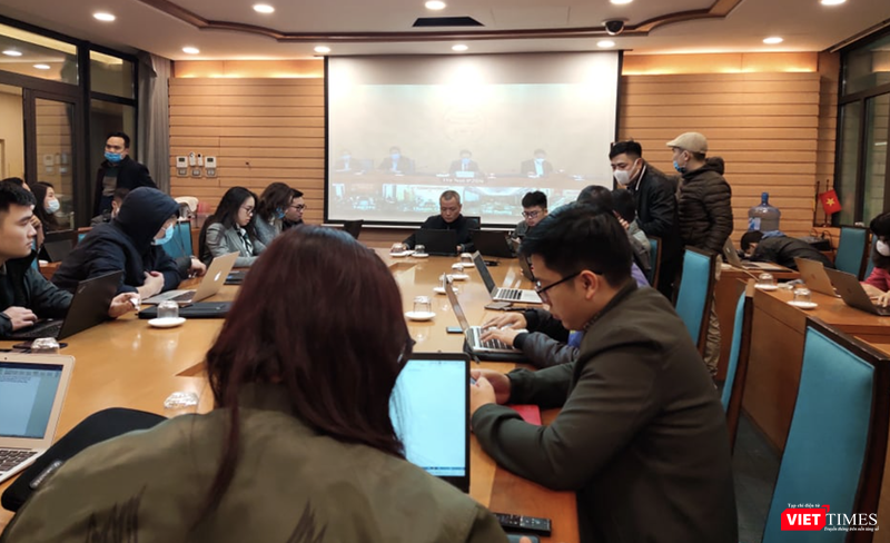 Phòng báo chí tác nghiệp trong cuộc họp tối nay (Ảnh: Minh Thuý)