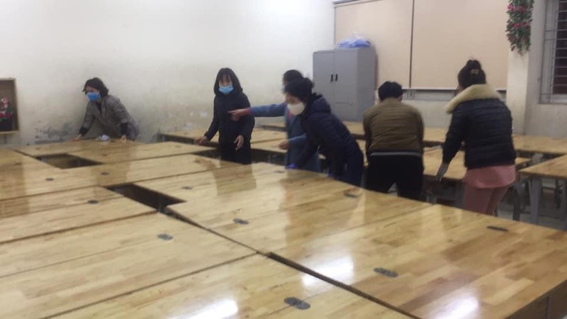 Các cô giáo ghép bàn cho học sinh ngủ, nghỉ tại trường (Ảnh - GVCC) Các cô giáo ghép bàn cho học sinh ngủ, nghỉ tại trường (Ảnh - GVCC)