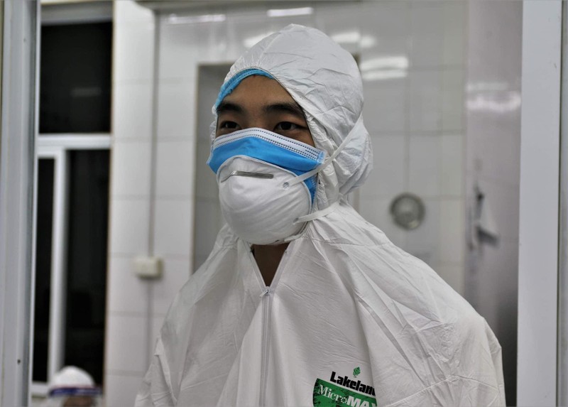 Đặng Hoàng Anh (nhân viên chi viện CDC Hải Dương) đã nhiều đêm thức trắng. (Ảnh Kim Dung – Trung Sơn) Đặng Hoàng Anh (nhân viên chi viện CDC Hải Dương) đã nhiều đêm thức trắng. (Ảnh Kim Dung – Trung Sơn)