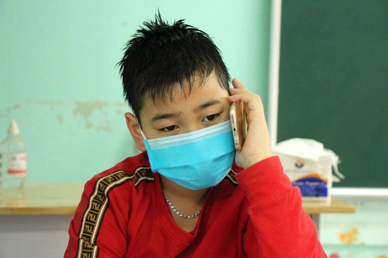 Em Hoàng (học sinh lớp 4D, Trường tiểu học Lai Cách) nghẹn ngào nghe điện thoại mà người thân gọi đến (Ảnh : BYT) Em Hoàng (học sinh lớp 4D, Trường tiểu học Lai Cách) nghẹn ngào nghe điện thoại mà người thân gọi đến (Ảnh : BYT)