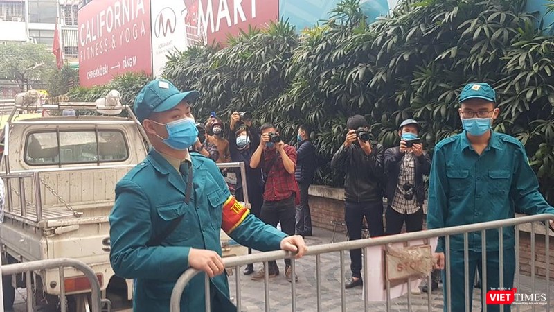 Khoảnh khắc dỡ phong toả chung cư Khoảnh khắc dỡ phong toả chung cư