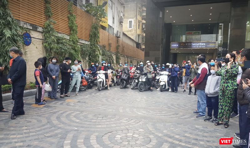 Người dân chờ đợi dỡ phong toả (Ảnh: Phan Văn Hiệu) Người dân chờ đợi dỡ phong toả (Ảnh: Phan Văn Hiệu)