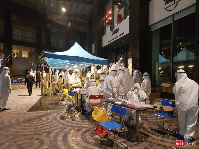 Toàn bộ cư dân ở chung cư được xét nghiệm ngay trong đêm (Ảnh - Phan Văn Hiệu)