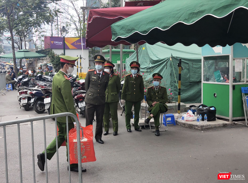Lực lượng công an bảo vệ trước khu vực chung cư bị phong toả vì COVID-19 (Ảnh - Minh Thuý) Lực lượng công an bảo vệ trước khu vực chung cư bị phong toả vì COVID-19 (Ảnh - Minh Thuý)