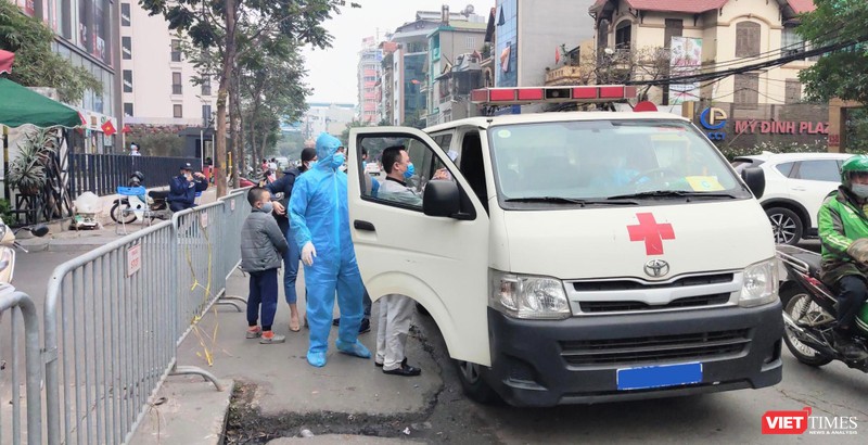 Xe cấp cứu của cơ quan chức năng làm nhiệm vụ trước khu vực cách ly COVID-19 (Ảnh - MInh Thuý) 