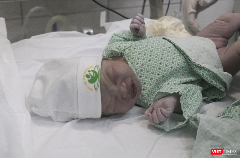 Bé gái đầu tiên cất tiếng khóc chào đời