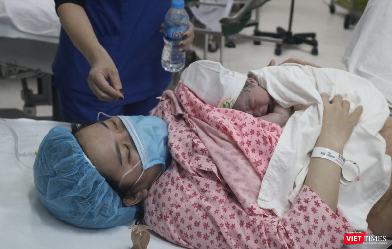 Ngay khi được gặp mẹ, bé đã khóc to và được các bác sĩ cho nằm da kề da với mẹ