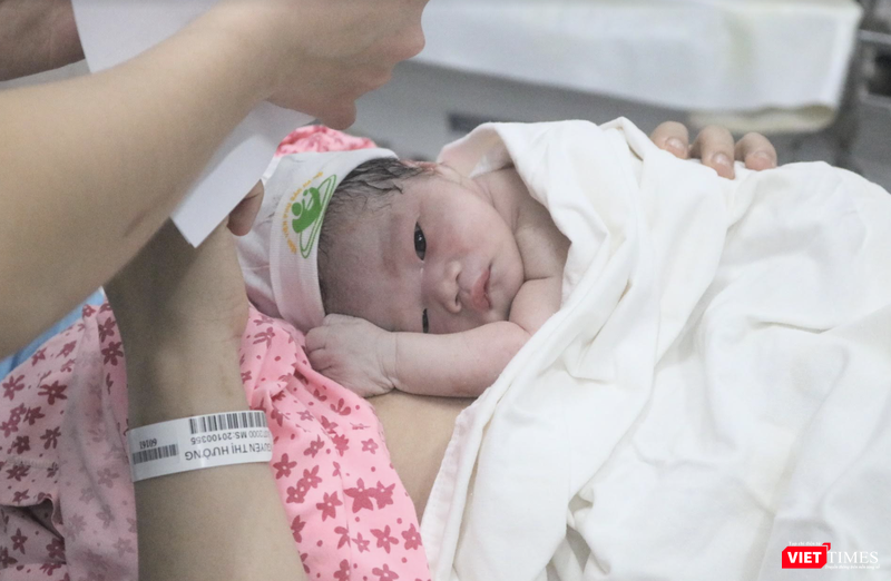 Bé gái nặng 2,9kg với làn da hồng hào, xinh xắn