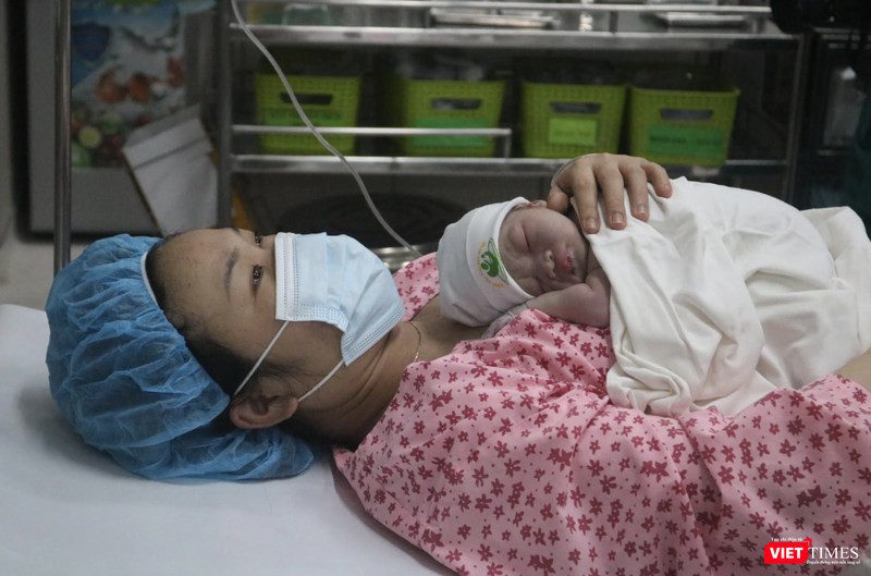 Bé nằm ngủ ngon trên người mẹ sau khi bú no