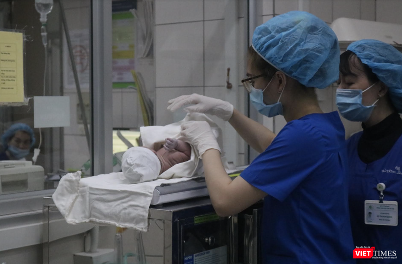 Bé được chăm sóc chu đáo, cẩn thận