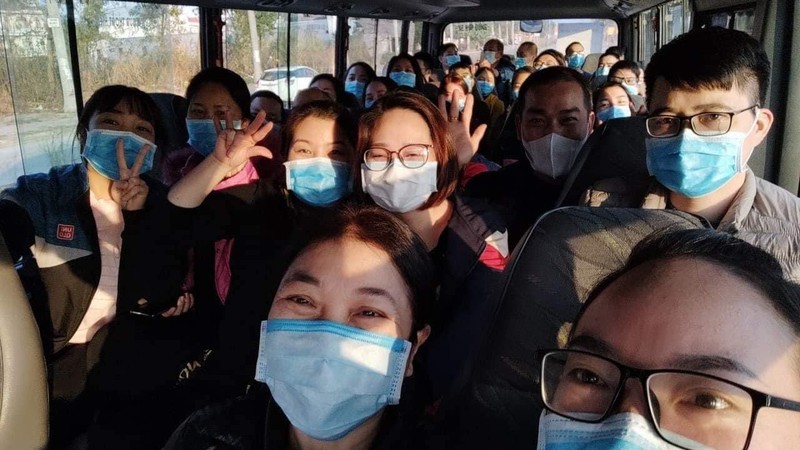 BS. Ngân trên chuyến xe của bệnh viện chở các y, bác sĩ ngắm phố phường dịp Tết (Ảnh: BYT) BS. Ngân trên chuyến xe của bệnh viện chở các y, bác sĩ ngắm phố phường dịp Tết (Ảnh: BYT)