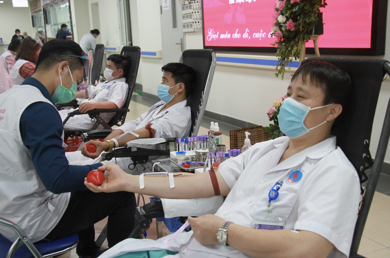 Bác sĩ hiến máu để tiếp thêm sự sống cho người bệnh (Ảnh - BVCC)
