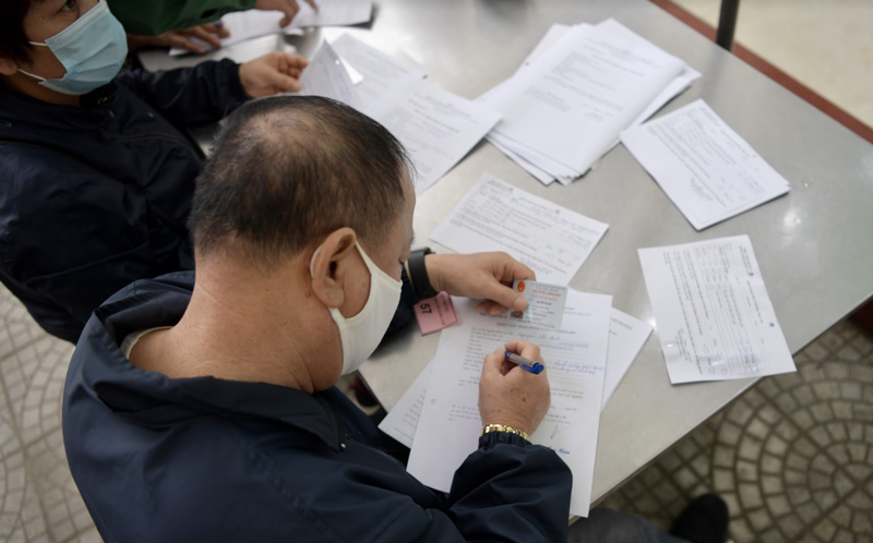 Sau khi tìm hiểu kỹ thông tin, tình nguyện viên bắt đầu đăng ký tiêm thử nghiệm vaccine phòng COVID-19