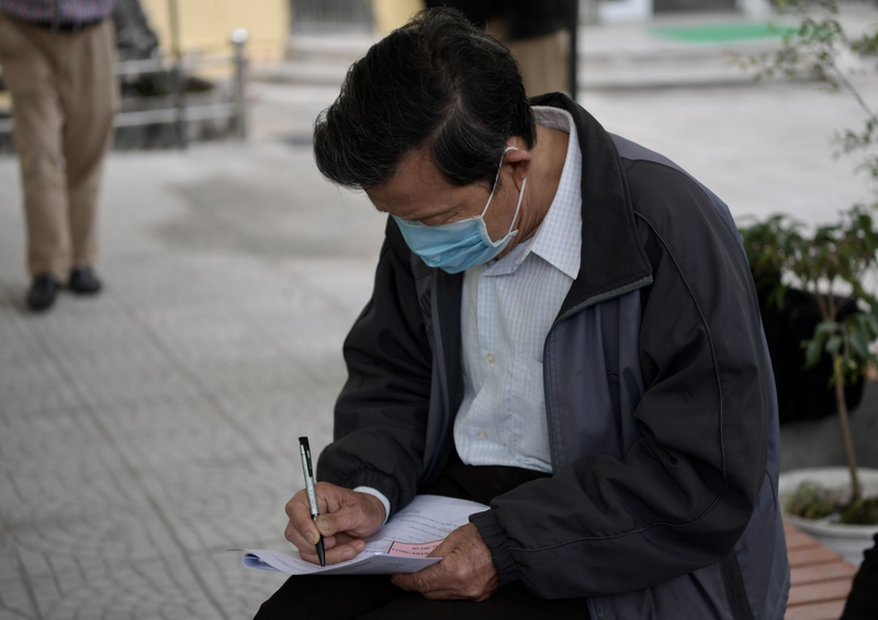 Một tình nguyện viên ghi ghép thông tin