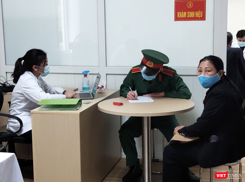 Một tình nguyện viên đăng ký khám sàng lọc để tiêm thử nghiệm vaccine phòng COVID-19 (Ảnh - Minh Thuý) Một tình nguyện viên đăng ký khám sàng lọc để tiêm thử nghiệm vaccine phòng COVID-19 (Ảnh - Minh Thuý)
