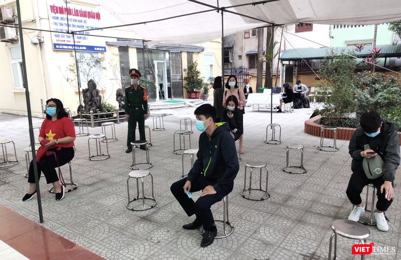 Tình nguyện viên được sắp xếp ngồi giãn cách để phòng dịch (Ảnh - Minh Thuý)
