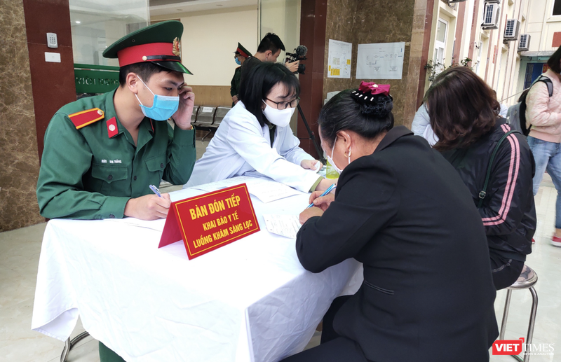 Người dân khai báo y tế, khám sàng lọc (Ảnh - Minh Thuý) 