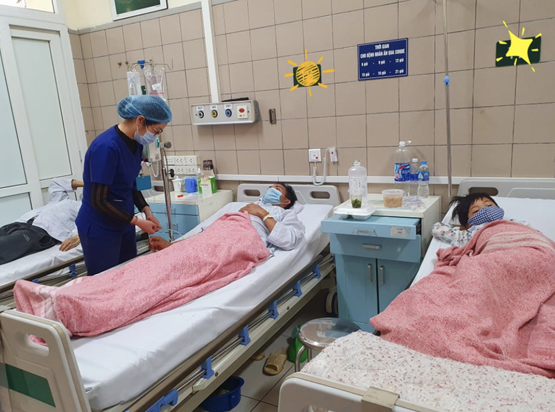 2 bố con anh L. đang điều trị ở Trung tâm chống độc, Bệnh viện Bạch Mai (Ảnh - BVCC) 2 bố con anh L. đang điều trị ở Trung tâm chống độc, Bệnh viện Bạch Mai (Ảnh - BVCC)