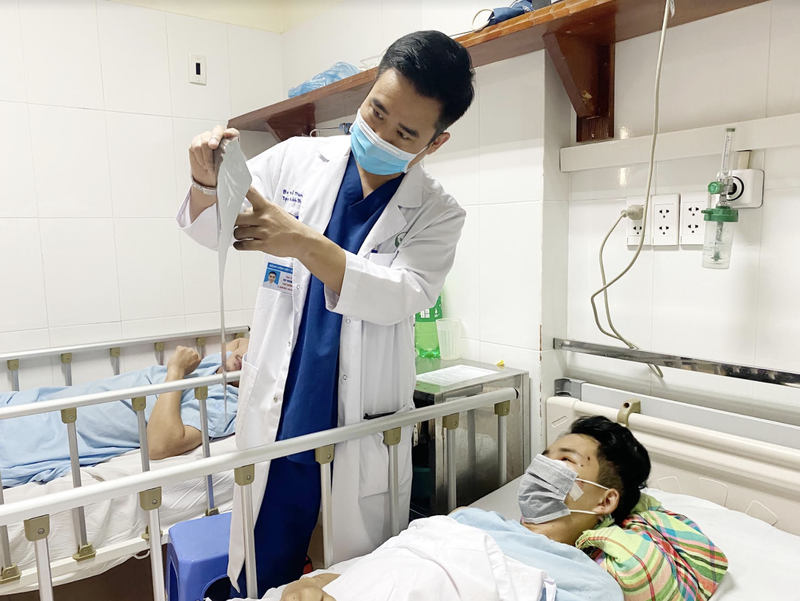 ThS.BS. Vũ Trung Trực - Phó Trưởng khoa Hàm mặt - Tạo hình - Thẩm mỹ, Bệnh viện Hữu nghị Việt Đức khám lại cho người bệnh (Ảnh - BVCC) ThS.BS. Vũ Trung Trực - Phó Trưởng khoa Hàm mặt - Tạo hình - Thẩm mỹ, Bệnh viện Hữu nghị Việt Đức khám lại cho người bệnh (Ảnh - BVCC)