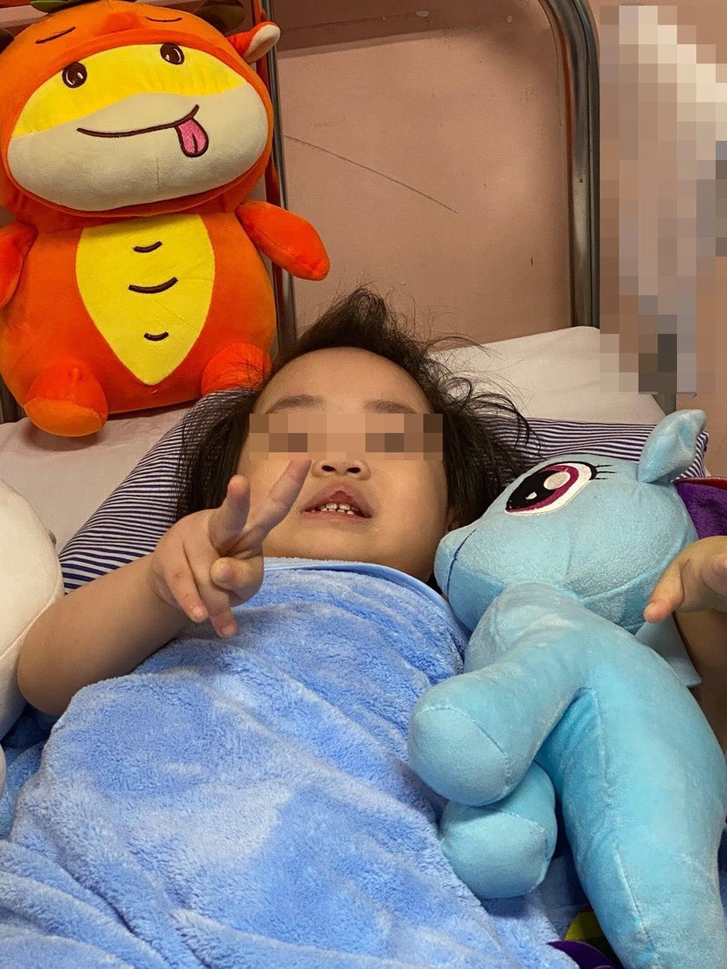 Bé H. đã khoẻ mạnh, có thể cười nói vui vẻ (Ảnh - BVCC)