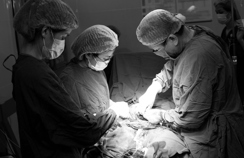 Các bác sĩ phẫu thuật cho chị H. (Ảnh - BVCC)