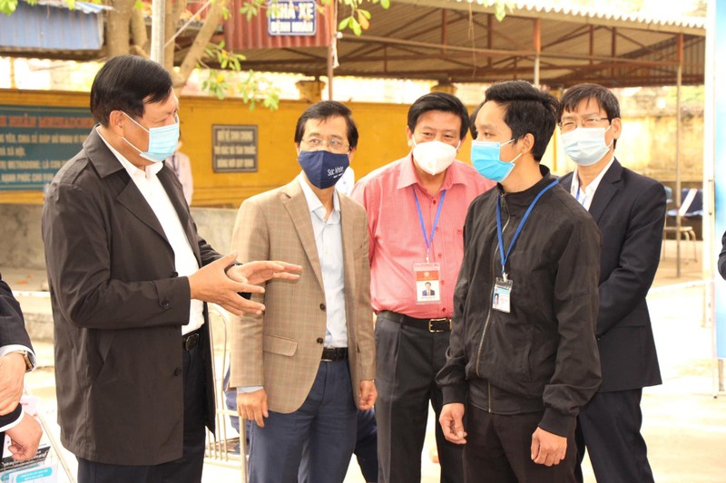 Thứ trưởng Bộ Y tế Đỗ Xuân Tuyên trò chuyện với anh Lưu Công Nghĩa (Ảnh: Đức Tuỳ) Thứ trưởng Bộ Y tế Đỗ Xuân Tuyên trò chuyện với anh Lưu Công Nghĩa (Ảnh: Đức Tuỳ)