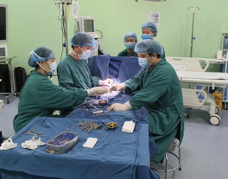 Các bác sĩ phẫu thuật ghép thận cho bé (Ảnh - BVCC)