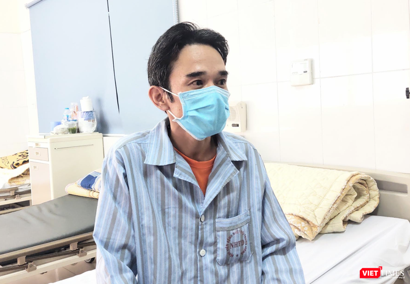 Ông Đ., 49 tuổi, sống ở Thái Nguyên, mắc bệnh gan tròn 5 năm (Ảnh - Minh Thuý)