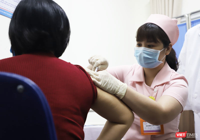 Nhân viên y tế tiêm vaccine phòng COVID-19 cho tình nguyện viên (Ảnh - Minh Thuý) 