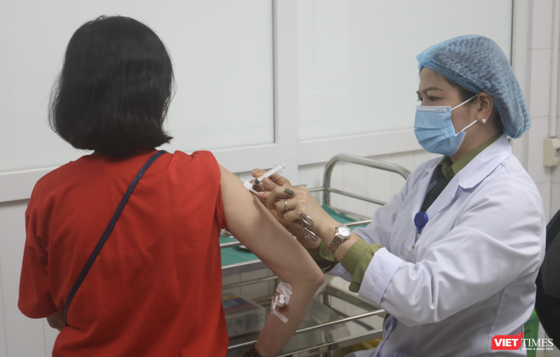 Tiêm thử nghiệm vaccine phòng COVID-19 cho tình nguyện viên (Ảnh - Minh Thuý) 