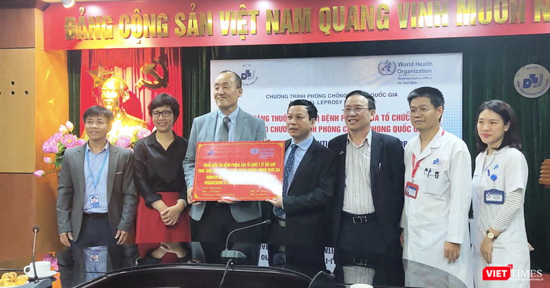 WHO trao tặng 3.000 vỉ thuốc phong cho chương trình phòng, chống phong quốc gia (Ảnh - Minh Thuý)