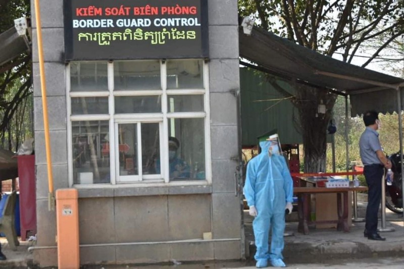 Nhân viên y tế kiểm soát biên phòng (Ảnh - Khôi Nguyễn)