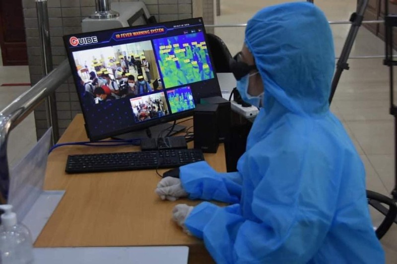 Nhân viên y tế theo dõi camera giám sát (Ảnh - Khôi Nguyễn)