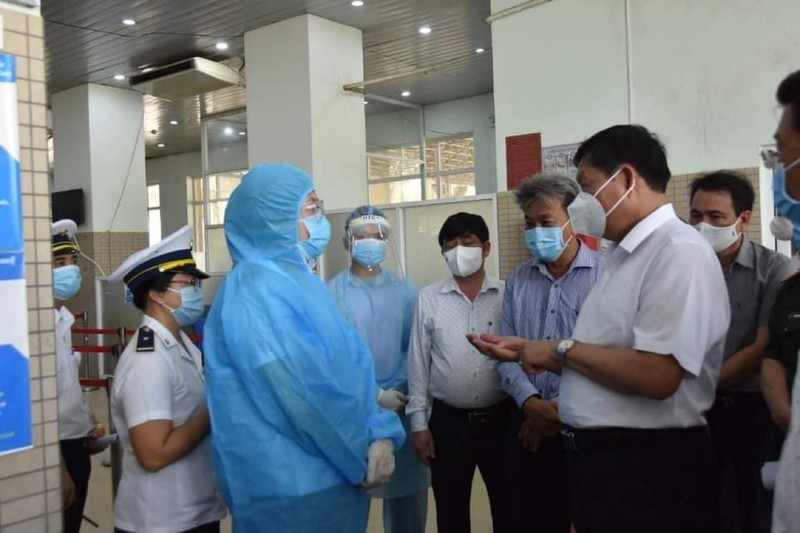 Thứ trưởng nhấn mạnh: “Cửa khẩu biên giới Mộc Bài cần đảm bảo công tác khai báo y tế đối với các trường hợp qua lại cửa khẩu biên giới&quot; (Ảnh - Khôi Nguyễn)