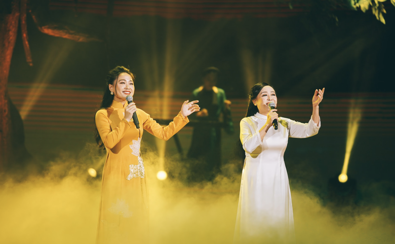 NSND Thu Hiền và ca sĩ Phương Thanh trình bày tiết mục (Ảnh - VTV) NSND Thu Hiền và ca sĩ Phương Thanh trình bày tiết mục (Ảnh - VTV)