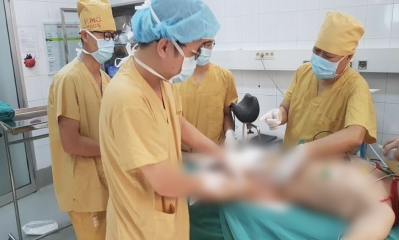 Bác sĩ phẫu thuật cắt lọc phần da bị hoại tử cho bệnh nhân (Ảnh - BVCC)