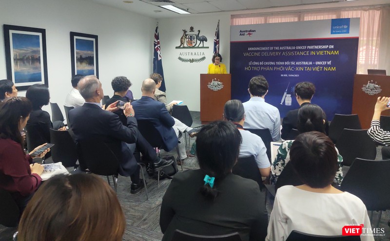 Toàn cảnh buổi lễ công bố chương trình đối tác Australia - UNICEF về hỗ trợ phân phối vaccine tại Việt Nam (Ảnh - Minh Thuý) Toàn cảnh buổi lễ công bố chương trình đối tác Australia - UNICEF về hỗ trợ phân phối vaccine tại Việt Nam (Ảnh - Minh Thuý)