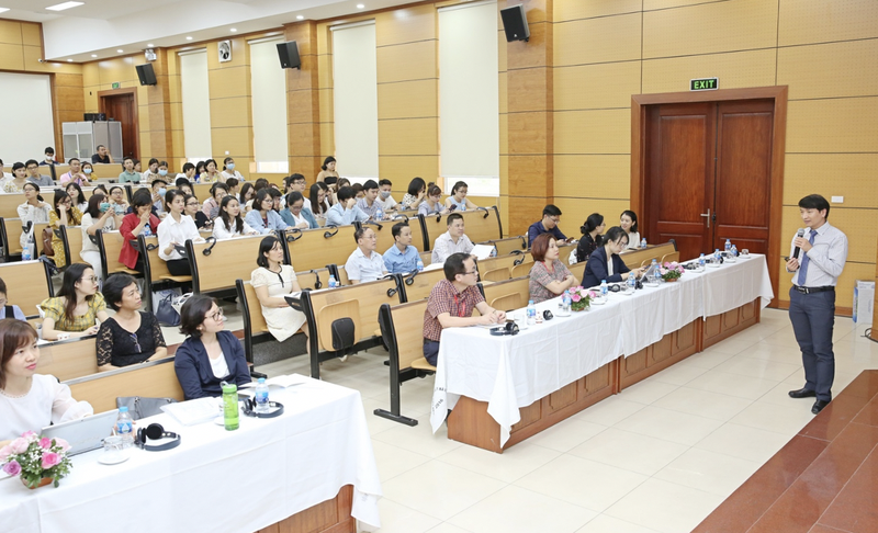 TS.BS. Nguyễn Quốc Tháitrình bày những kinh nghiệm của mình trong việc chẩn đoán, điều trị bệnh nhân vành cấp