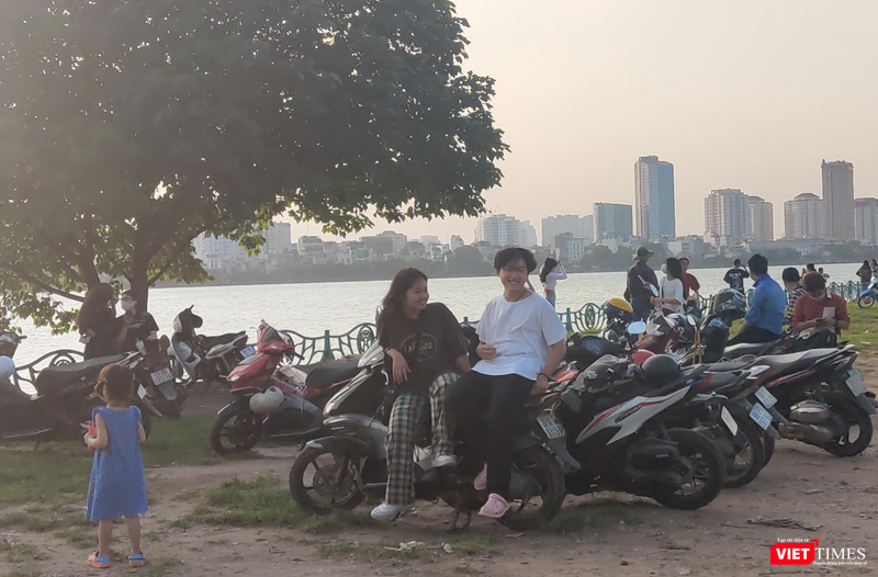 Một đôi bạn trẻ trò chuyện vui vẻ cũng &quot;không cần&quot; khẩu trang (Ảnh - Minh Thuý)